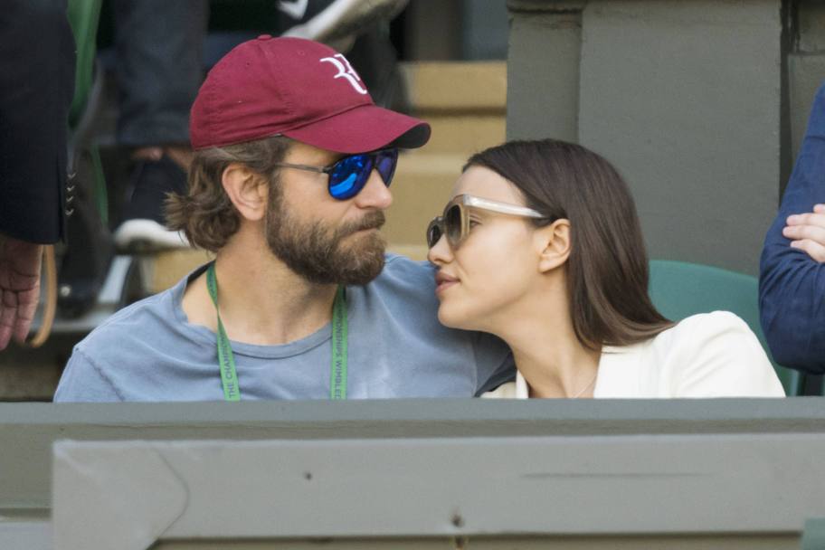 Due bellissimi sulle tribune del campo centrale di Wimbledon. Bradley Cooper e Irina Shayk sono ormai coppia di ferro (Olycom)